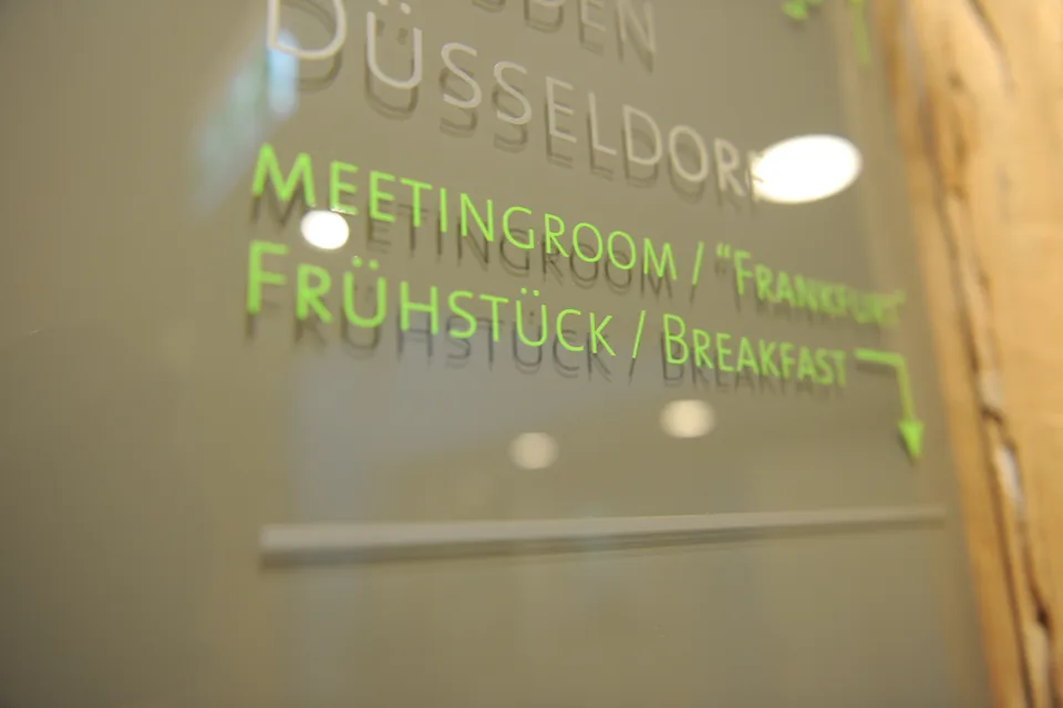 Wegweiser im Haus zum Meetingroom „Frankfurt“