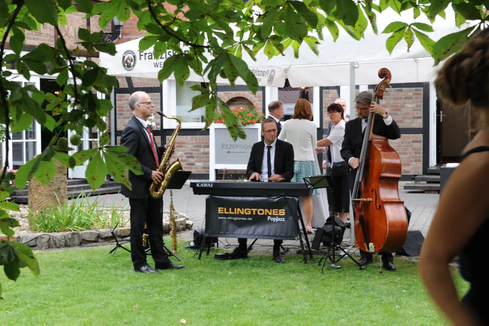 Live-Band bei einer Feier im Innenhof