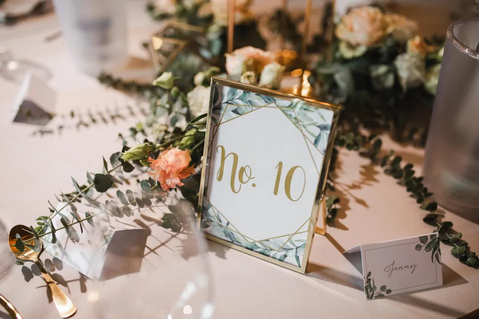 Tischnummer im Goldrahmen mit Blumen