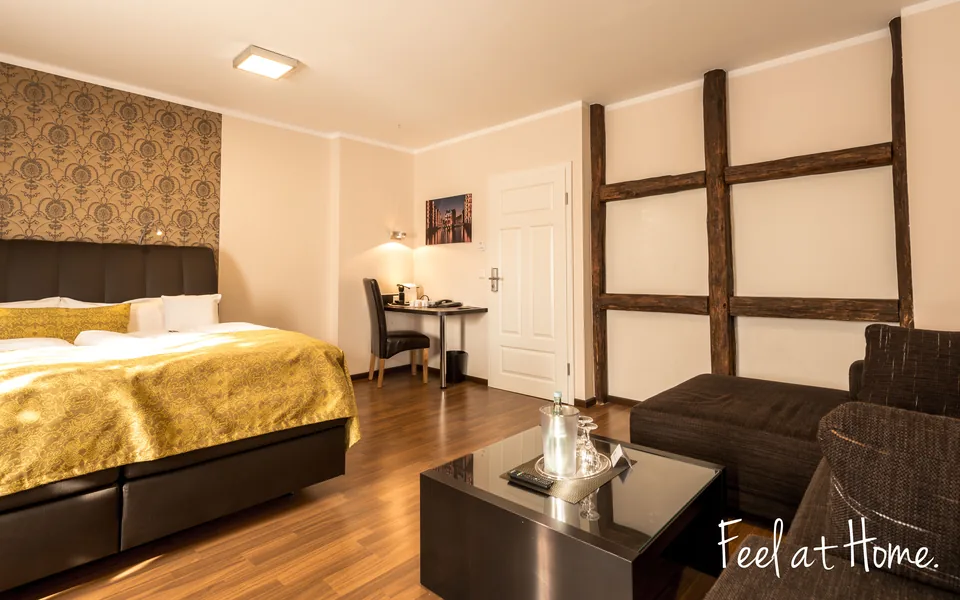 Bett und Sofa im Apartment mit Fachwerk
