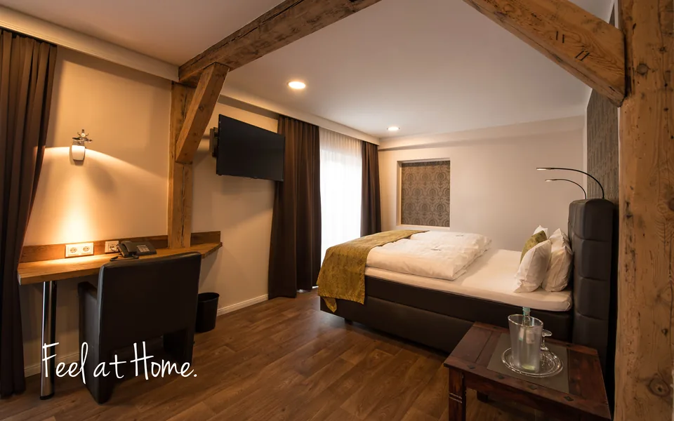 Komfort Doppelzimmer mit Fachwerk, Schreibtisch und Bett