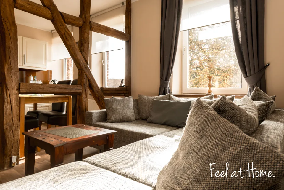 Wohnbereich einer Suite mit Fachwerk, Sofa und Esstisch