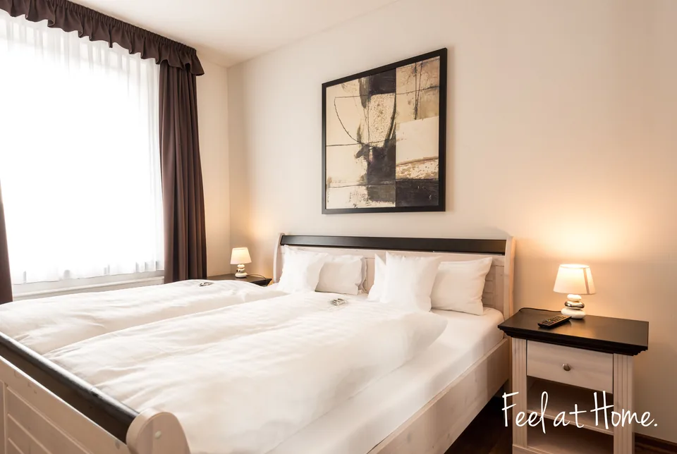 Helles Schlafzimmer einer Suite