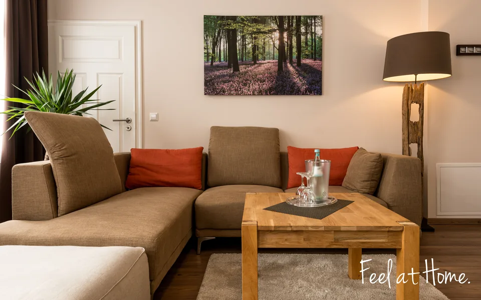 Wohnzimmer mit Ecksofa und Stehlampe
