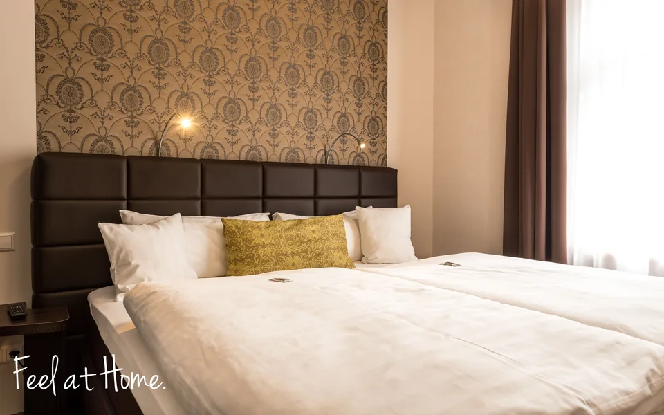 Schlafzimmer mit gepolstertem Kopfteil