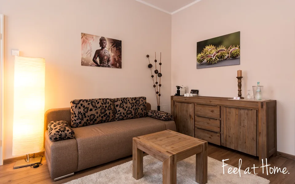 Wohnzimmer mit Sofa und Sideboard