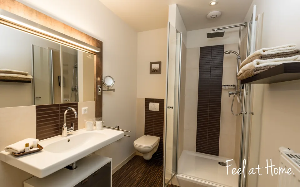 Wellnessbad mit Dusche und Waschtisch